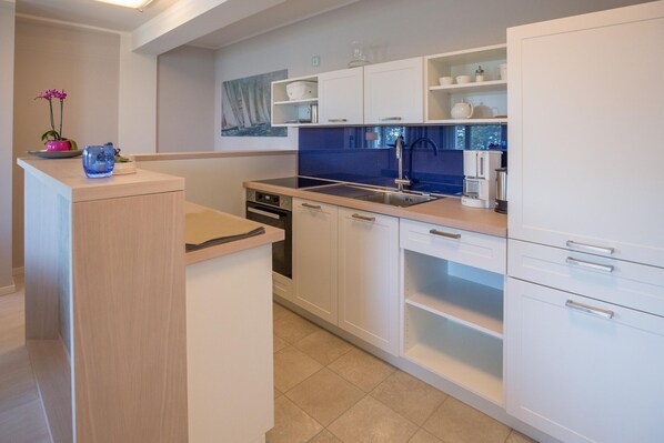 Refrigerador, horno, parrilla de estufa y cafetera y tetera 