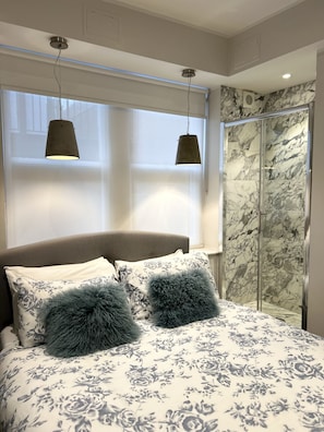 1 quarto, roupas de cama premium, camas Select Comfort, escrivaninha