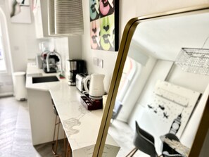 En 40-centimeters smart-TV med Parabol-TV samt Netflix