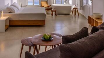 Honeymoon Suite with Indoor Plunge Pool and Caldera View | 1 Schlafzimmer, Zimmersafe, kostenloses WLAN