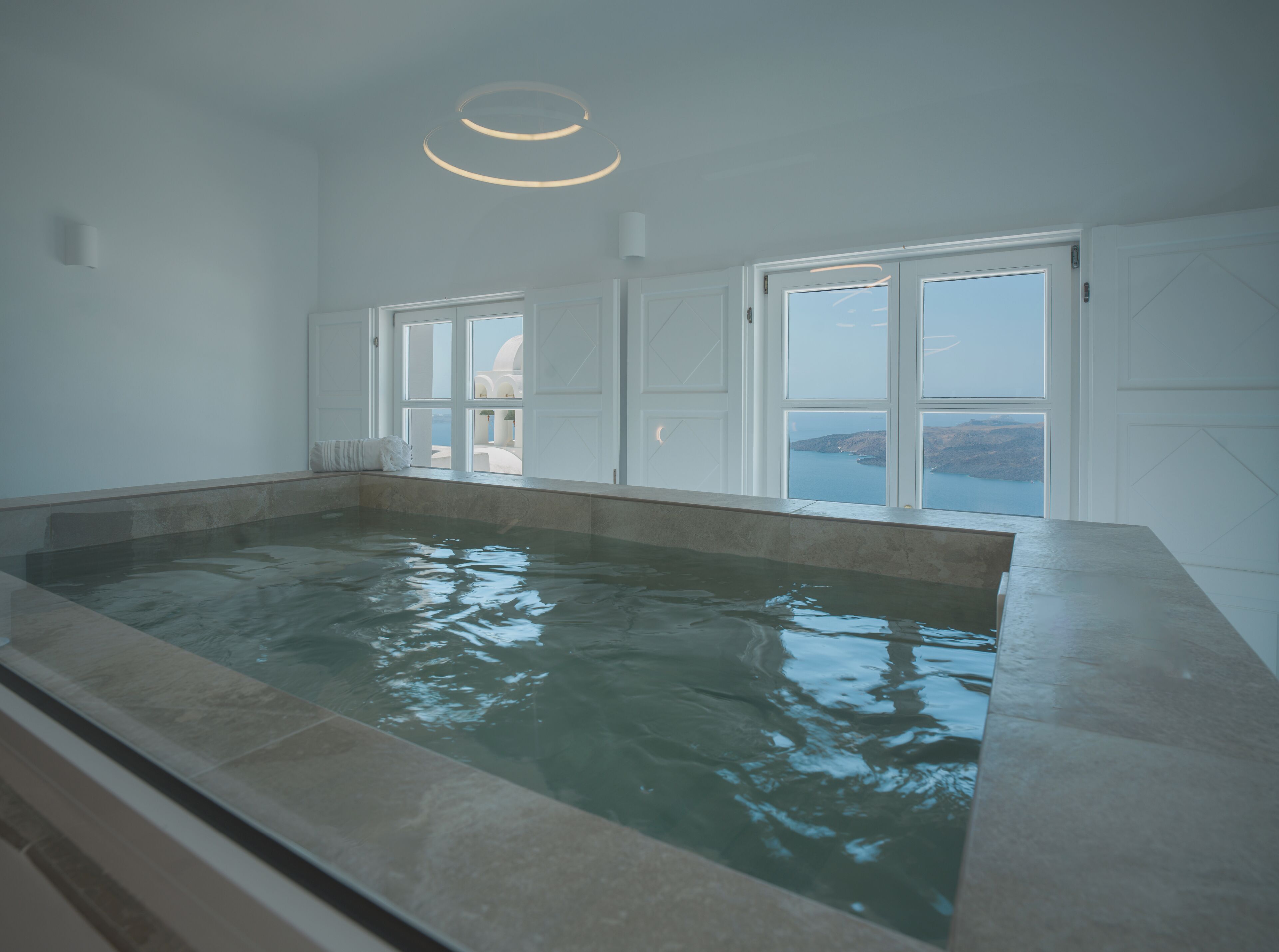 Honeymoon Suite with Indoor Plunge Pool and Caldera View | 1 Schlafzimmer, Zimmersafe, kostenloses WLAN