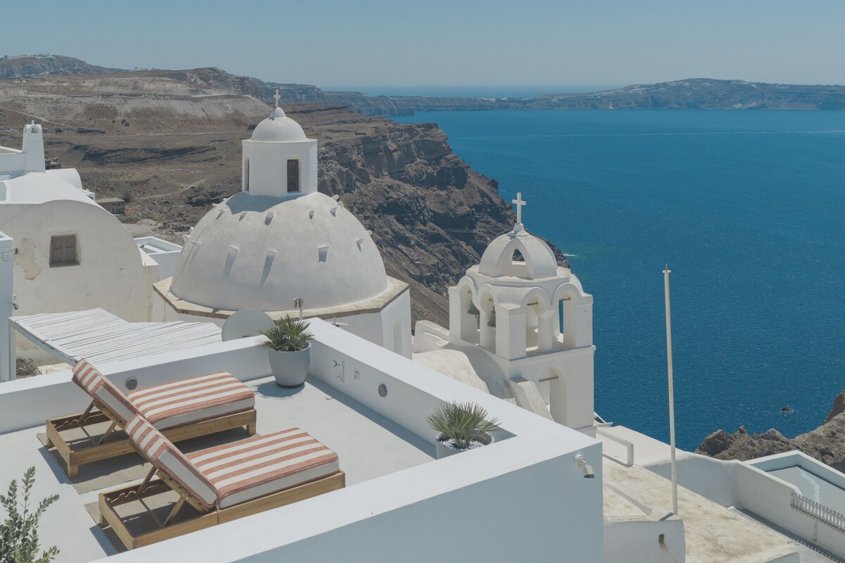 Honeymoon Suite with Indoor Plunge Pool and Caldera View | 1 間臥室、客房內保險箱、免費無線上網