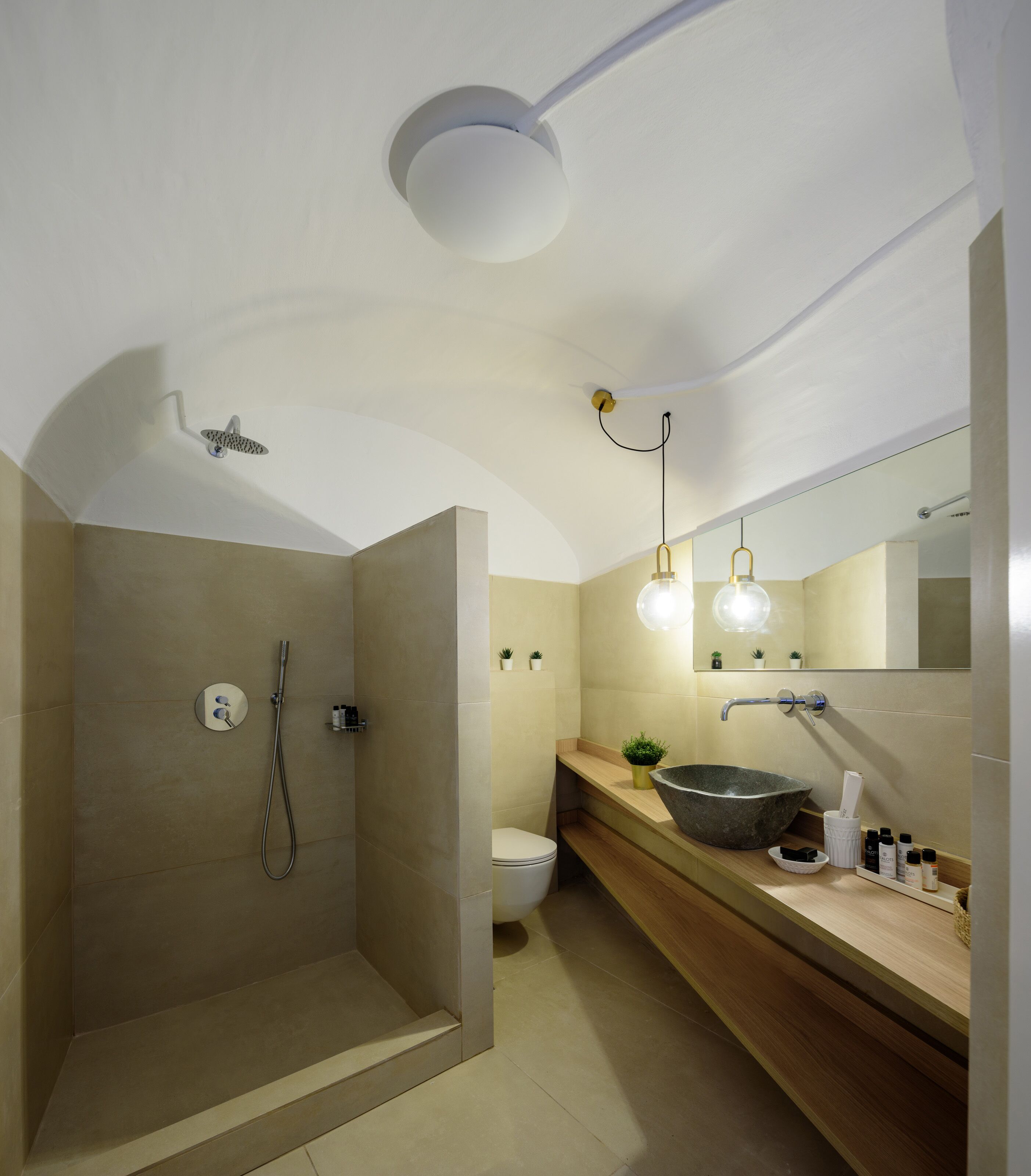 Cave Suite with Outdoor Heated Plunge Pool and Caldera View | Badezimmer | Hausschuhe