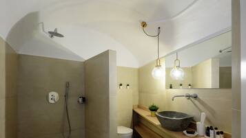 Cave Suite with Outdoor Heated Plunge Pool and Caldera View | Badezimmer | Hausschuhe