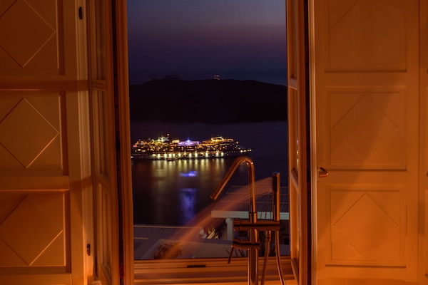 Honeymoon Suite with Caldera View | 1 bedroom, in-room safe, free WiFi