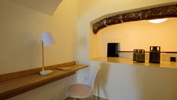 Cave Suite with Terrace | 1 chambre, coffres-forts dans les chambres, Wi-Fi gratuit