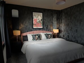 3 bedrooms, iron/ironing board, WiFi, bed sheets - The Heather Dew, Portstewart. Boutique home, 5 minutes walk from the promenade. (Portstewart)