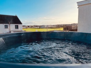 Outdoor spa tub - The Heather Dew, Portstewart. Boutique home, 5 minutes walk from the promenade. (Portstewart)