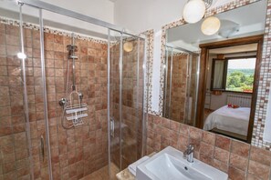 Bidet, Handtücher, Seife, Toilettenpapier