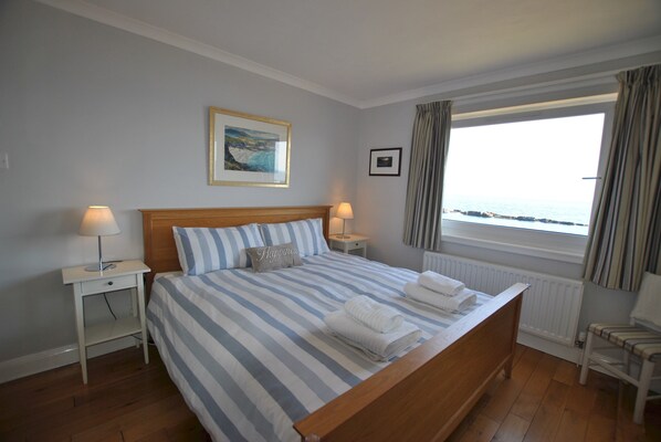 4 bedrooms, iron/ironing board, free WiFi, bed sheets - Sandy Sorland's Beach House- stunning seaside home (Anstruther)