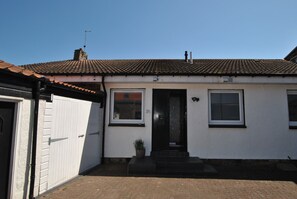 Exterior - Sandy Sorland's Beach House- stunning seaside home (Anstruther)
