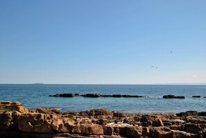 Beach/ocean view - Sandy Sorland's Beach House- stunning seaside home (Anstruther)