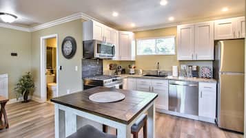 Réfrigérateur, micro-ondes, four, plaque de cuisson