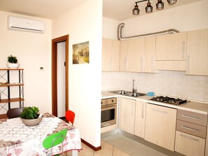 Kühlschrank, Ofen, Herdplatte, Geschirrspüler