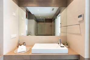 Dusche, Haartrockner, Bidet, Handtücher
