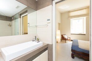 シャワー、ヘアドライヤー、ビデ、タオル