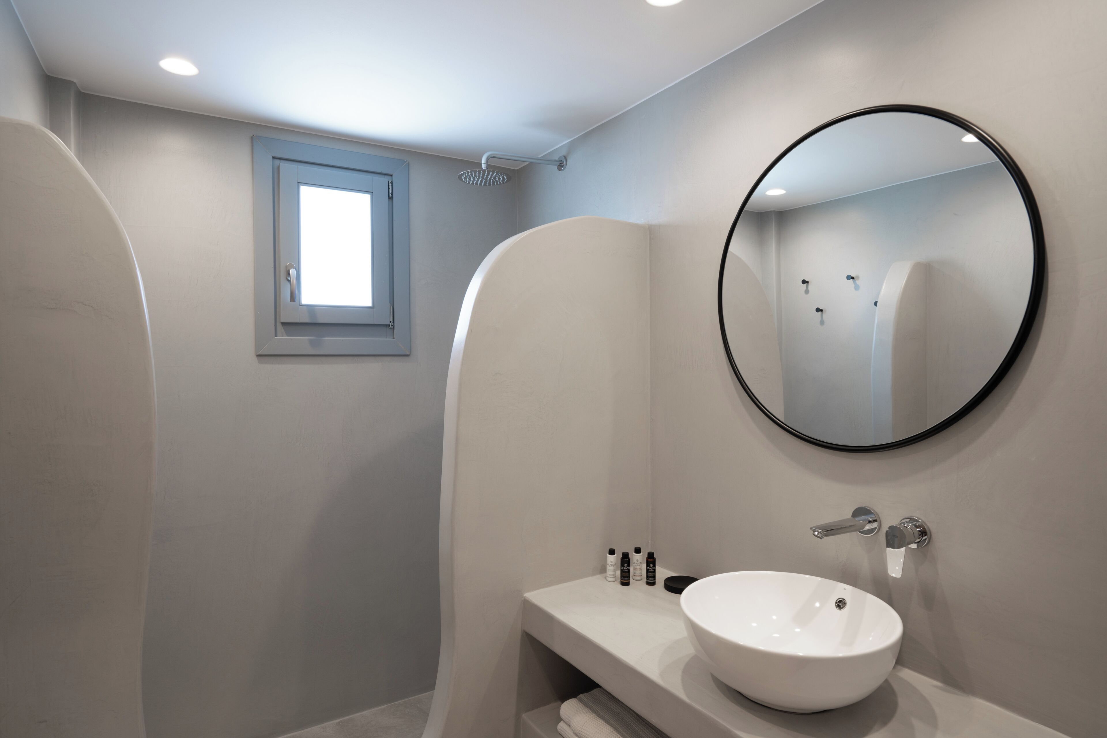 Deluxe Suite with Outdoor Mini Plunge Pool and Caldera View | حمام | خف للقدمين