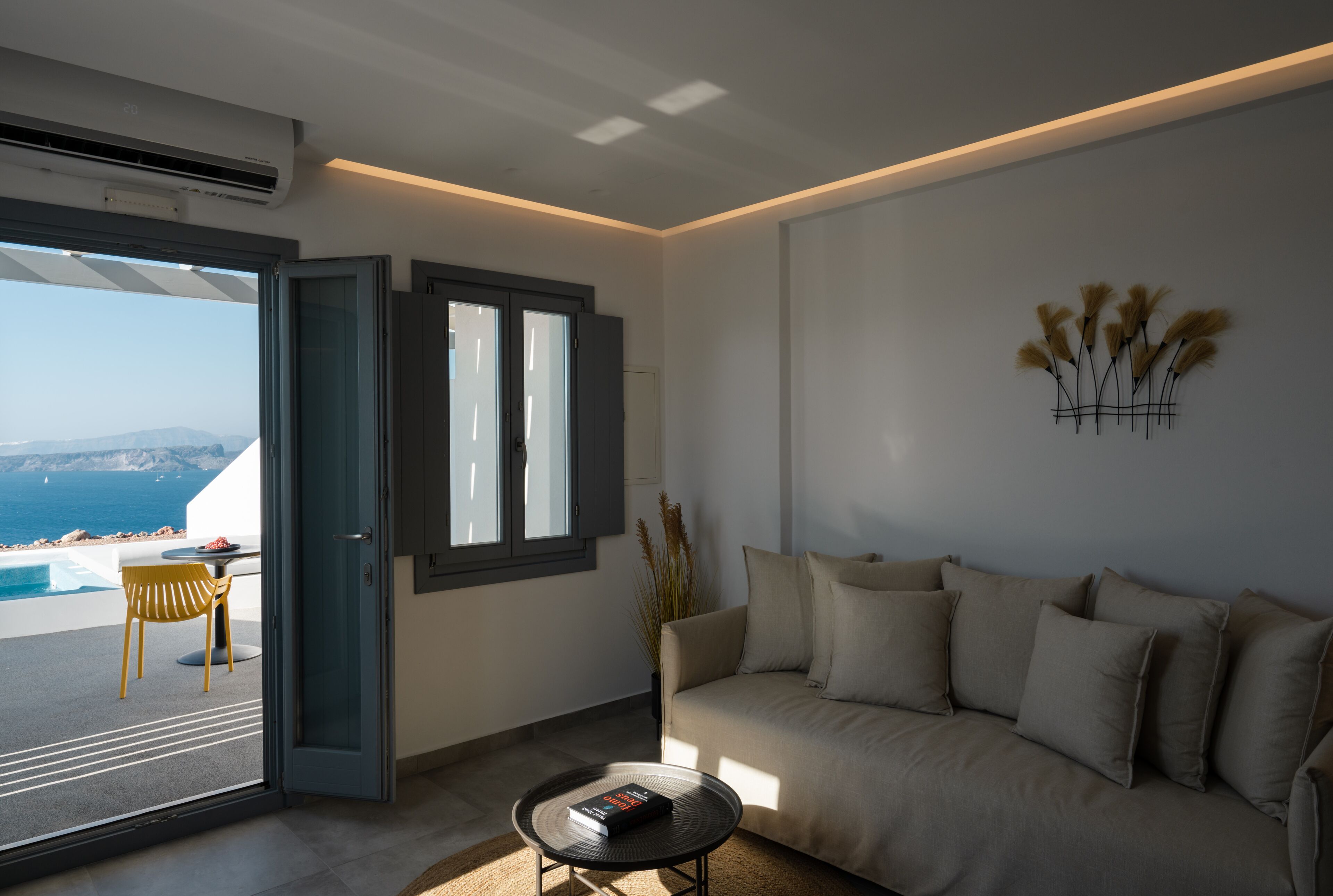 Deluxe Suite with Outdoor Mini Plunge Pool and Caldera View | تجهيزات عازلة للصوت وواي فاي مجانًا
