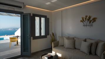 Deluxe Suite with Outdoor Mini Plunge Pool and Caldera View | تجهيزات عازلة للصوت وواي فاي مجانًا