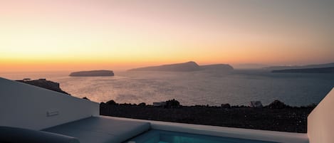 Deluxe Suite with Outdoor Mini Plunge Pool and Caldera View | شرفة/رواق