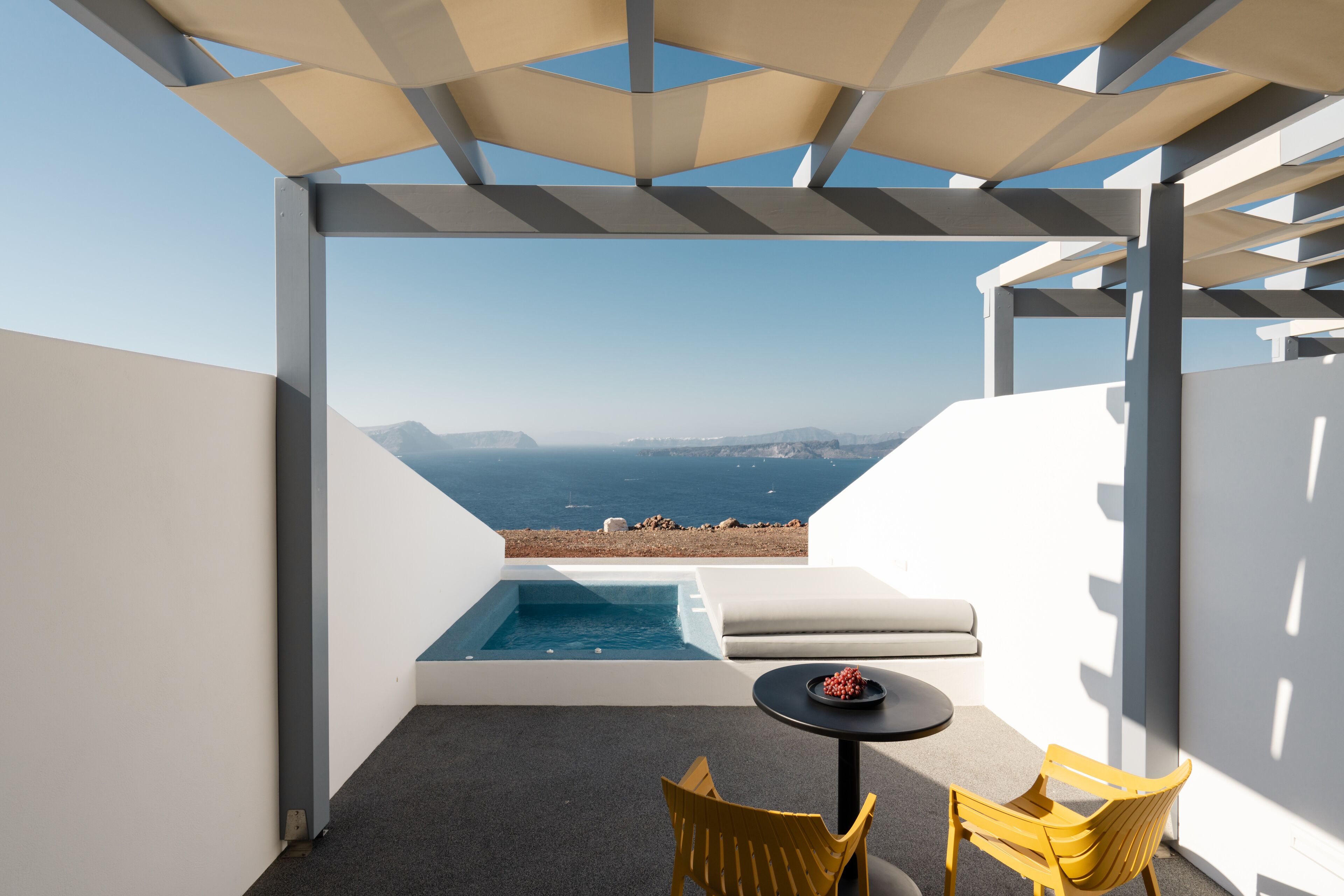 Suite with Outdoor Outdoor Mini Plunge Pool and Caldera View | Terrasse/Patio