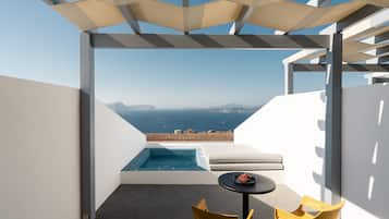 Suite with Outdoor Outdoor Mini Plunge Pool and Caldera View | Terrasse/Patio