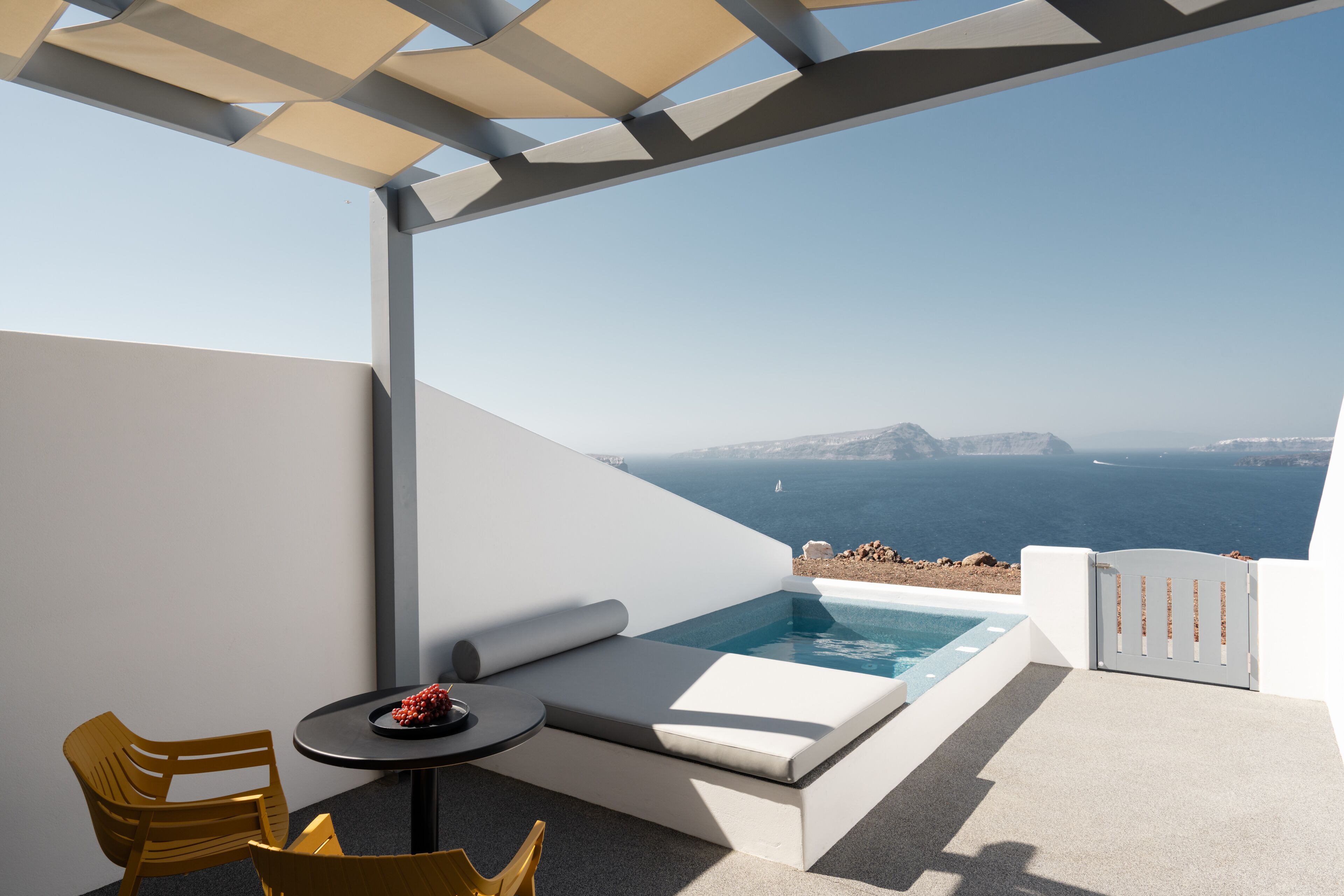 Suite with Outdoor Outdoor Mini Plunge Pool and Caldera View | شرفة/رواق
