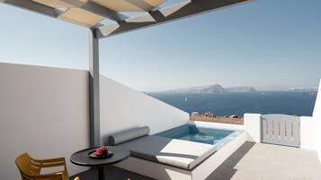 Suite with Outdoor Outdoor Mini Plunge Pool and Caldera View | شرفة/رواق