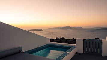 Suite with Outdoor Outdoor Mini Plunge Pool and Caldera View | شرفة/رواق