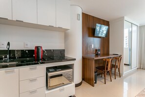 Een koelkast, een microgolfoven, een oven