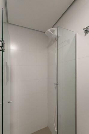 Haartrockner, Handtücher, Seife, Shampoo