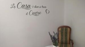 Un comedor con un letrero en la pared que dice "La Casa è dove si è" e "il Cuore".