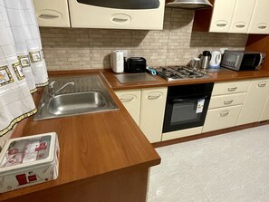 Kühlschrank, Mikrowelle, Ofen, Wasserkocher mit Kaffee-/Teezubehör