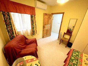 3 bedrooms, desk, iron/ironing board, free WiFi