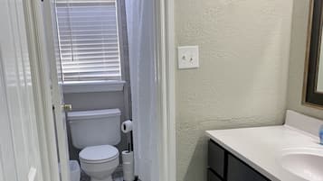 Secador de pelo, toallas, jabón y champú