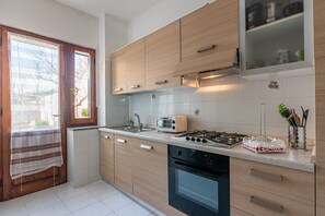 Frigorífic, microones, forn i placa de cuina 