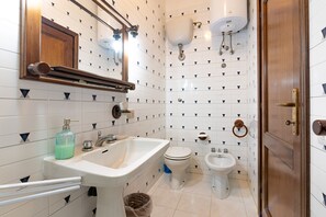 Shower, eco-friendly toiletries, hair dryer, bidet - La Lampara - Panoramic House 4 Km from Pelosa Beach (Stintino)