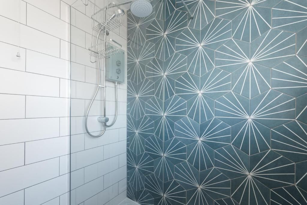 Douche, sèche-cheveux, serviettes fournies, savon