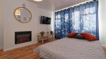 2 bedrooms, desk, iron/ironing board, WiFi