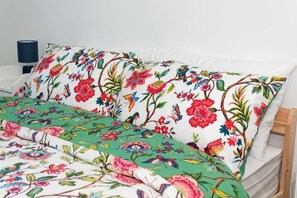 2 Schlafzimmer, Schreibtisch, Bügeleisen/Bügelbrett, WLAN