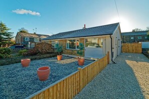 Exterior - A cosy but modern bungalow with large secured & private garden. (Halifax)