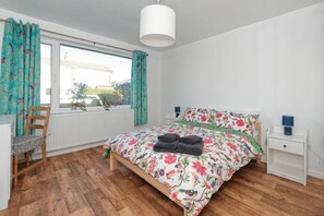 2 bedrooms, desk, iron/ironing board, WiFi - A cosy but modern bungalow with large secured & private garden. (Halifax)