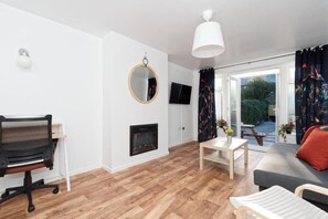 Flat-screen TV - A cosy but modern bungalow with large secured & private garden. (Halifax)