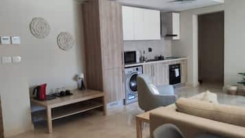 Refrigerador con freezer, microondas, horno, placa de cocina