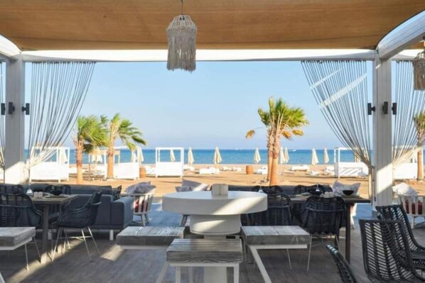 Beach bar - Mangroovy Magic PoolView 1BR in Beachfront Complex (El Gouna)