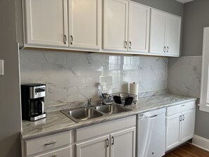 Fridge, microwave, oven, stovetop - Spacious 2 bed room apartment near Shaker, Cleveland clinic, CWRU, Van aken.  (Cleveland Heights)