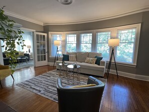 Smart TV, books, offices - Spacious 2 bed room apartment near Shaker, Cleveland clinic, CWRU, Van aken.  (Cleveland Heights)