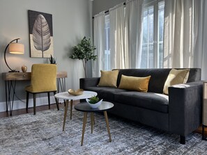 Een smart-tv, boeken en een kantoor