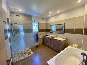 Dusche, Haartrockner, Toilettenpapier