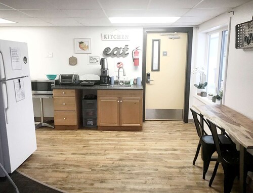 Rewak Studios: Gigabit Powered WiFi! Hotel-Style Furnished Studios--Easy Walk to Lots of Places